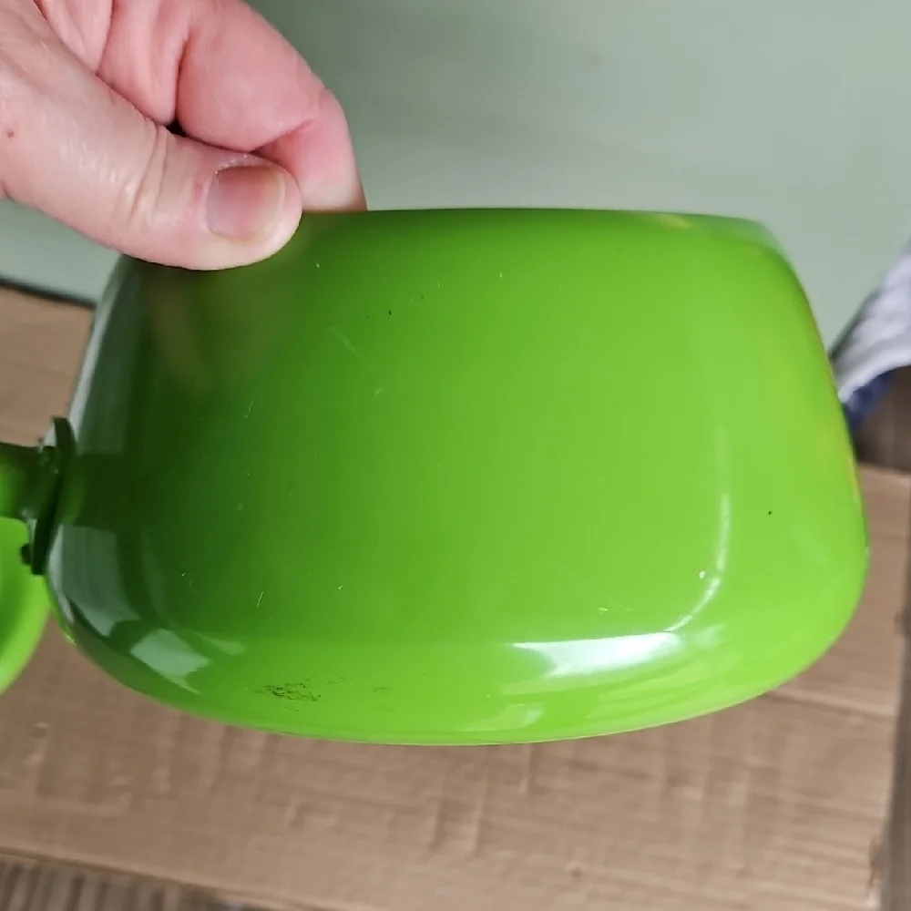 Gourmet Int. Vintage Bright Green Enamel Saucepan with Wooden Handle and Knob